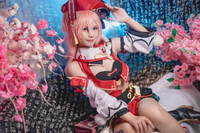 越南coser Pyon，以灵动之姿化身《原神》中的烟绯，尽显这位神秘性感女律师的独特魅力-汤姆先生-一个分享国内外网红coser资讯的社区