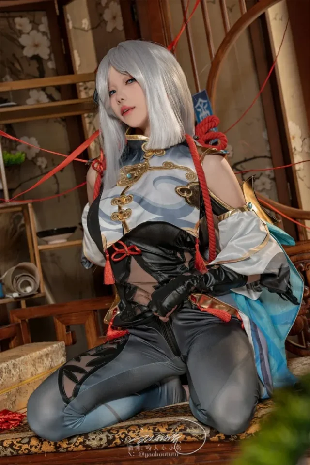 原神COSPLAY：咬人小小兔演绎申鹤仙姿，风华绝代-汤姆先生-一个分享国内外网红coser资讯的社区