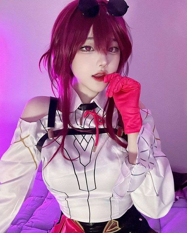 韩国女coser Hina成为众多粉丝迷恋的“国民waifu”-汤姆先生-一个分享国内外网红coser资讯的社区